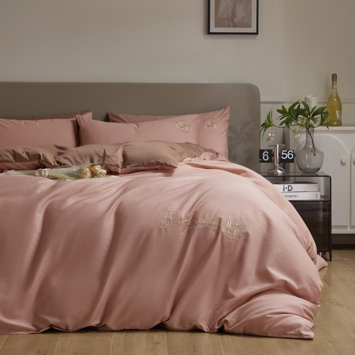 91家纺网 家纺一手货源 找家纺 梵克保罗 2024新款全棉轻奢纯色双拼刺绣四件套 豆沙咖