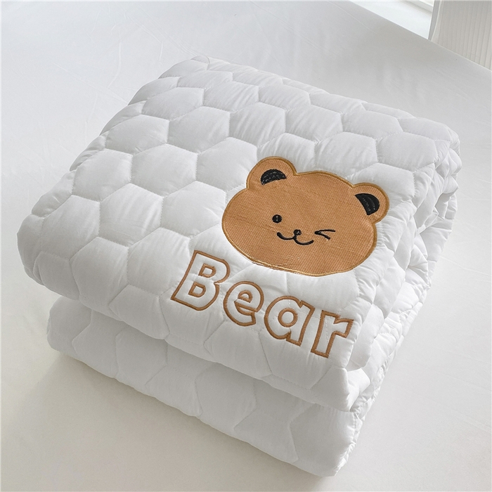 91家纺网 家纺一手货源 找家纺 恋绒家纺 A类刺绣款床褥学生软床垫子床护垫软垫（图1） 可爱熊-白色