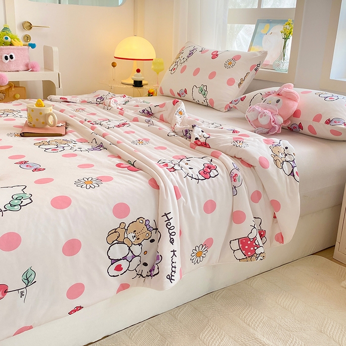 91家纺网 家纺一手货源 找家纺 DS-2025新款儿童卡通三丽鸥正版授权A类针织棉夏被系列 糖果凯蒂