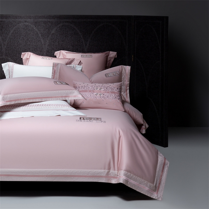 91家纺网 家纺一手货源 找家纺 高大尚婚庆馆  2025春夏新品长绒棉高端绣花四件套-卡洛拉 卡洛拉-落樱粉