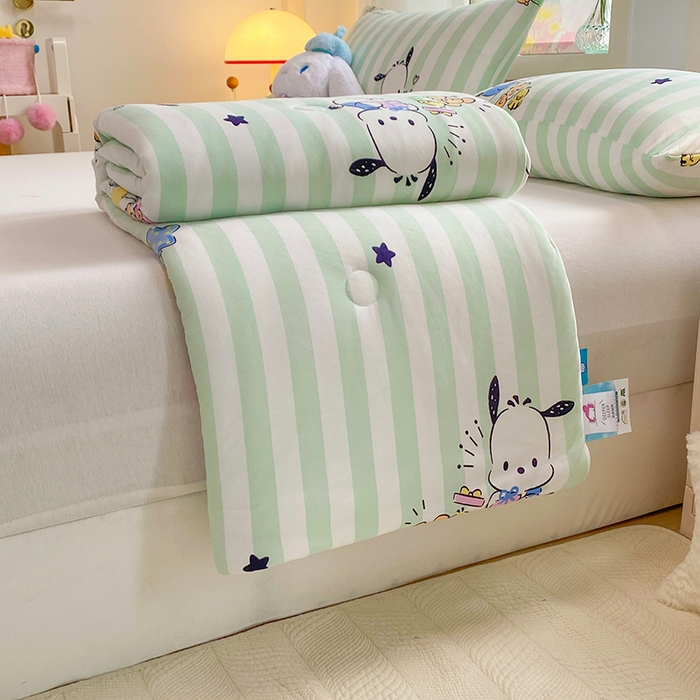 91家纺网 家纺一手货源 找家纺 DS-2025新款儿童卡通三丽鸥正版授权A类针织棉夏被系列 气球帕恰狗