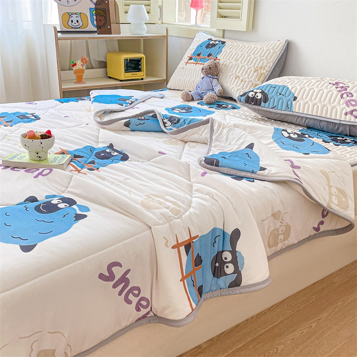 91家纺网 家纺一手货源 找家纺 布卢姆床垫 2025新款A类凉感丝数码印花夏被凉席四件套 小羊肖恩