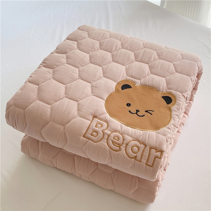 91家纺网 家纺一手货源 找家纺 恋绒家纺 A类刺绣款床褥学生软床垫子床护垫软垫（图1） 可爱熊-浅豆沙