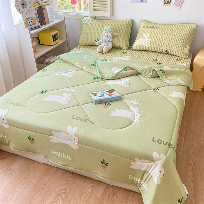 91家纺网 家纺一手货源 找家纺 布卢姆床垫 2025新款A类凉感丝数码印花夏被凉席四件套 芭比兔