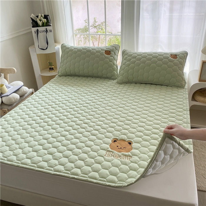 91家纺网 家纺一手货源 找家纺 恋绒家纺 A类刺绣款床褥学生软床垫子床护垫软垫（图1） 可爱熊-抹茶绿