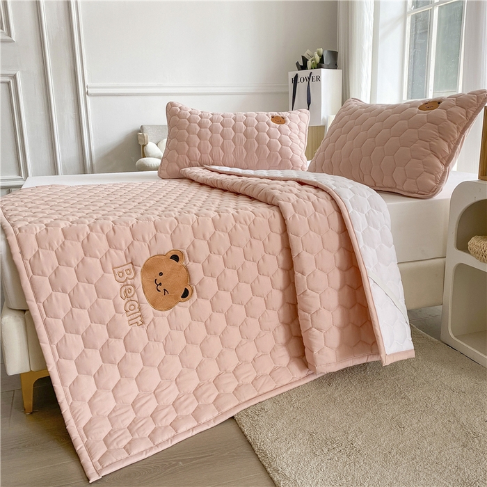 91家纺网 家纺一手货源 找家纺 恋绒家纺 A类刺绣款床褥学生软床垫子床护垫软垫（图1） 可爱熊-浅豆沙