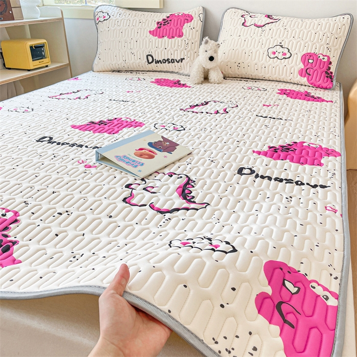 91家纺网 家纺一手货源 找家纺 布卢姆床垫 2025新款A类凉感丝数码印花小版乳胶凉席5mm 小恐龙