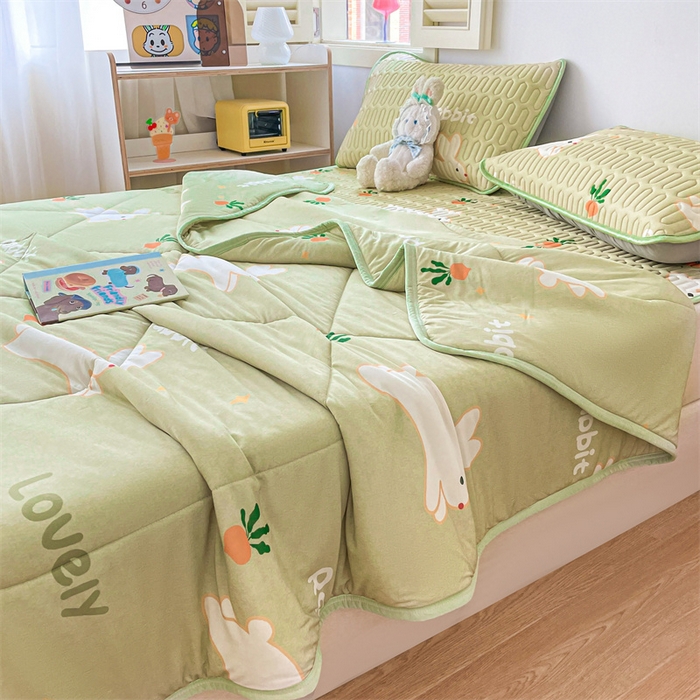 91家纺网 家纺一手货源 找家纺 布卢姆床垫 2025新款A类凉感丝数码印花夏被凉席四件套 芭比兔