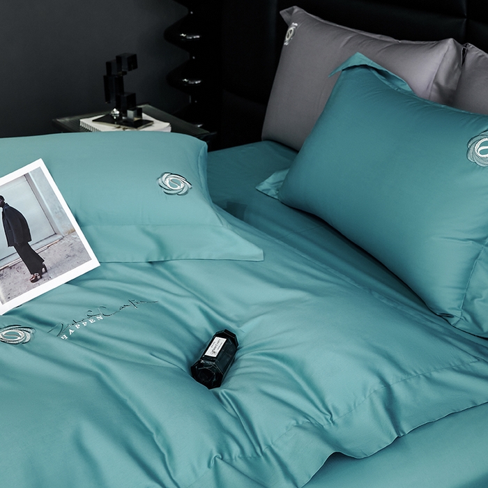 91家纺网 家纺一手货源 找家纺 榻尚家居 2024新款80S长绒棉纯色绣花系列四件套--静谧系列 静谧-蓝