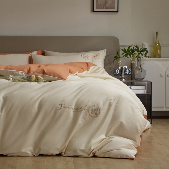 91家纺网 家纺一手货源 找家纺 梵克保罗 2024新款全棉轻奢纯色双拼刺绣四件套 米黄橙