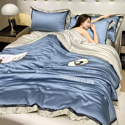 91家纺网 家纺一手货源 找家纺 眷恋家纺 2024新款水洗真丝冰丝宽边刺绣夏被三件套四件套-克里斯汀系列 克里斯汀-宾利蓝+山灰