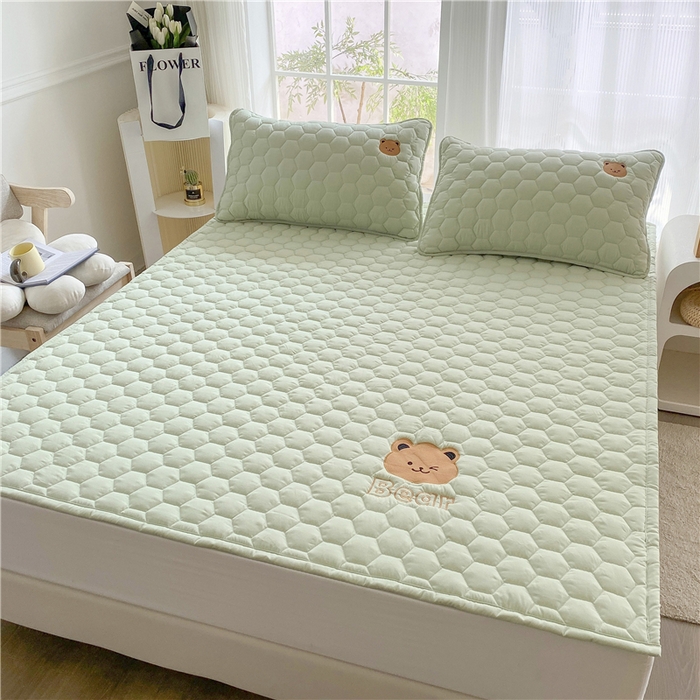 91家纺网 家纺一手货源 找家纺 恋绒家纺 A类刺绣款床褥学生软床垫子床护垫软垫（图1） 可爱熊-抹茶绿