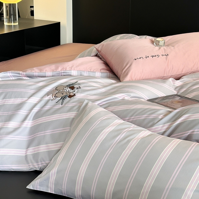 91家纺网 家纺一手货源 找家纺 赫帛 新款50s缎纹数码印花长绒棉四件套--丘比特 粉色