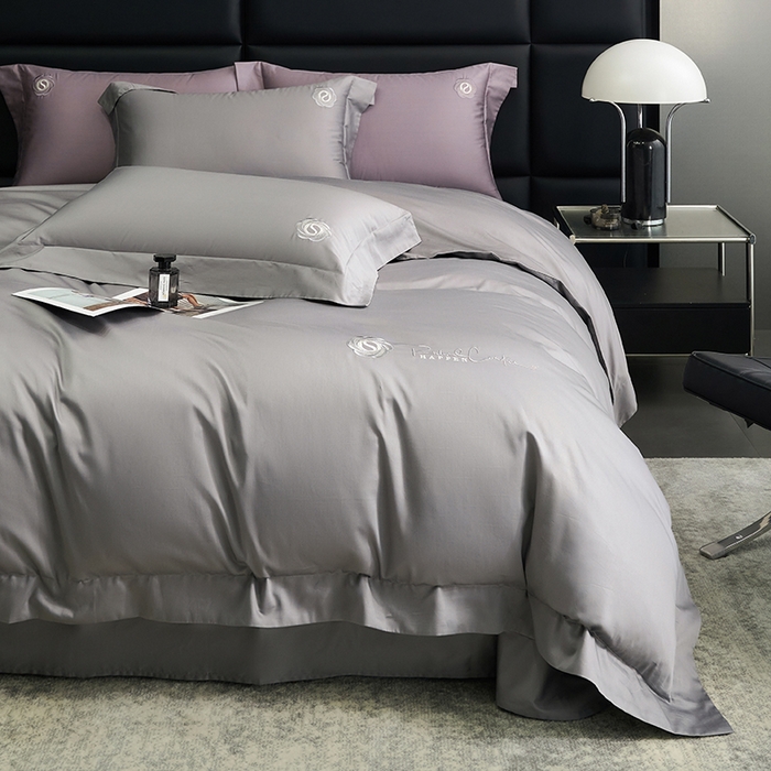 91家纺网 家纺一手货源 找家纺 榻尚家居 2024新款80S长绒棉纯色绣花系列四件套--静谧系列 静谧-灰