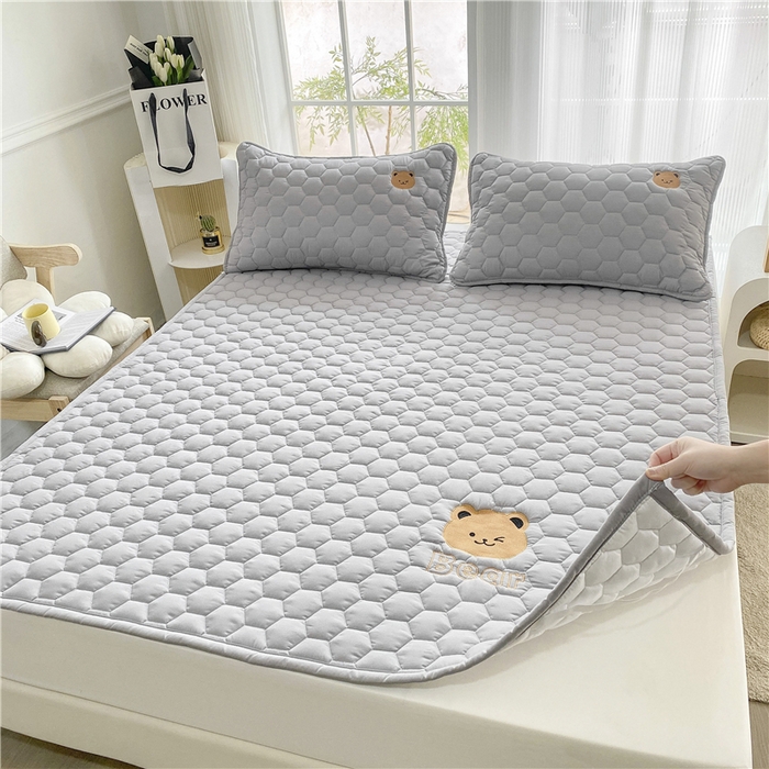 91家纺网 家纺一手货源 找家纺 恋绒家纺 A类刺绣款床褥学生软床垫子床护垫软垫（图1）可爱熊-浅灰