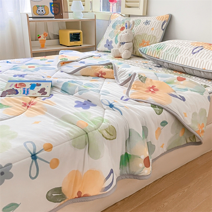 91家纺网 家纺一手货源 找家纺 布卢姆床垫 2025新款A类凉感丝数码印花夏被凉席四件套 彩色花园