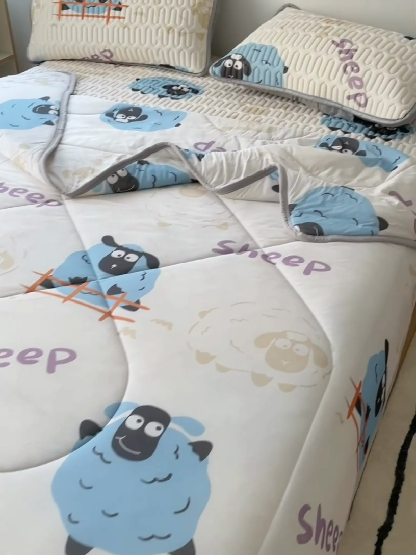 91家纺网 家纺一手货源 找家纺 布卢姆床垫 2025新款A类凉感丝数码印花夏被凉席四件套 小羊肖恩