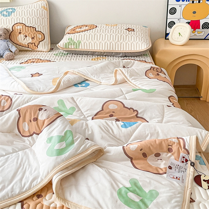 91家纺网 家纺一手货源 找家纺 布卢姆床垫 2025新款A类凉感丝数码印花夏被凉席四件套 字母小熊