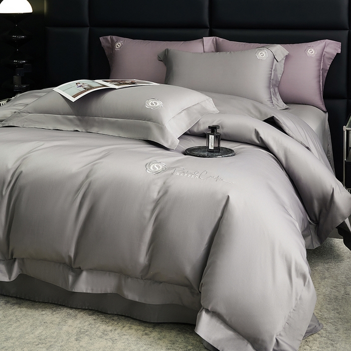 91家纺网 家纺一手货源 找家纺 榻尚家居 2024新款80S长绒棉纯色绣花系列四件套--静谧系列 静谧-灰