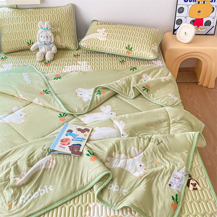 91家纺网 家纺一手货源 找家纺 布卢姆床垫 2025新款A类凉感丝数码印花夏被凉席四件套 芭比兔