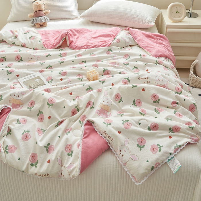 91家纺网 家纺一手货源 找家纺 畅销被业 2025新款水洗棉印花夏被夏凉被空调被 玫瑰小兔