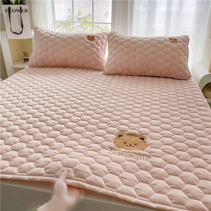91家纺网 家纺一手货源 找家纺 恋绒家纺 A类刺绣款床褥学生软床垫子床护垫软垫（图1） 可爱熊-浅豆沙