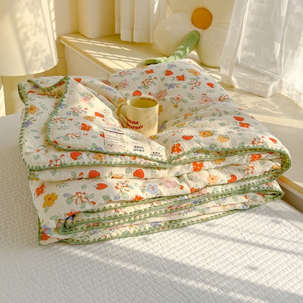 91家纺网 家纺一手货源 找家纺 芯恋 2025新款母婴级全棉皱皱纱双层纱夏被 草莓花朵