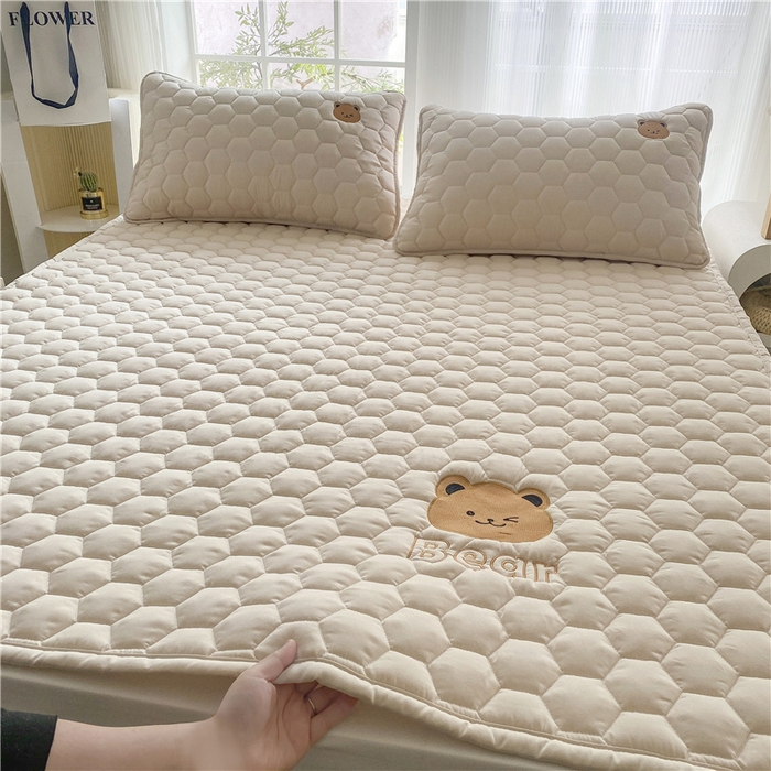 91家纺网 家纺一手货源 找家纺 恋绒家纺 A类刺绣款床褥学生软床垫子床护垫软垫（图1） 可爱熊-浅驼