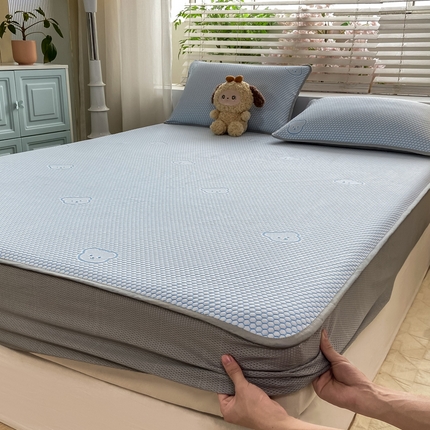 91家纺网 家纺一手货源 找家纺 (总) 源舍 2025热款新品冰豆豆提花小冰熊系列凉席高颜值凉豆豆软席床单款风格二