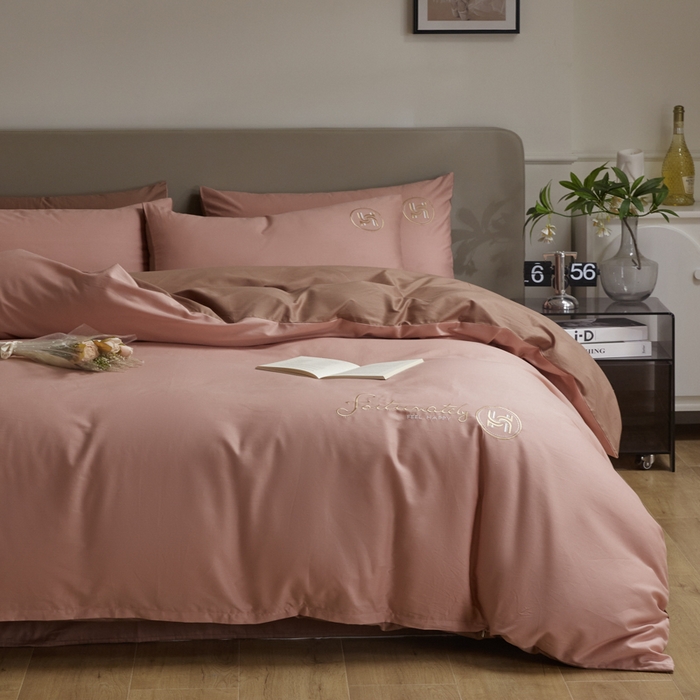 91家纺网 家纺一手货源 找家纺 （总）梵克保罗 2024新款全棉轻奢纯色双拼刺绣四件套