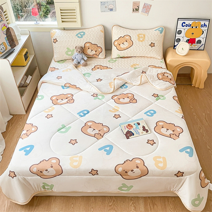 91家纺网 家纺一手货源 找家纺 布卢姆床垫 2025新款A类凉感丝数码印花夏被凉席四件套 字母小熊