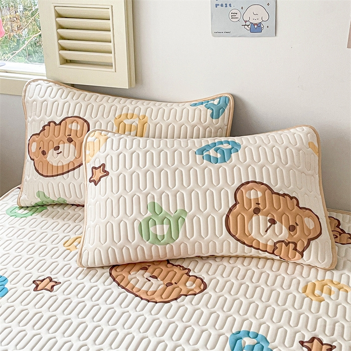 91家纺网 家纺一手货源 找家纺 布卢姆床垫 2025新款A类凉感丝数码印花小版乳胶凉席5mm 字母小熊