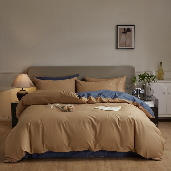 91家纺网 家纺一手货源 找家纺 梵克保罗 2024新款全棉轻奢纯色双拼刺绣四件套 深咖兰