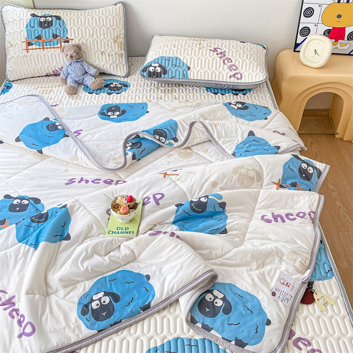 91家纺网 家纺一手货源 找家纺 布卢姆床垫 2025新款A类凉感丝数码印花夏被凉席四件套 小羊肖恩