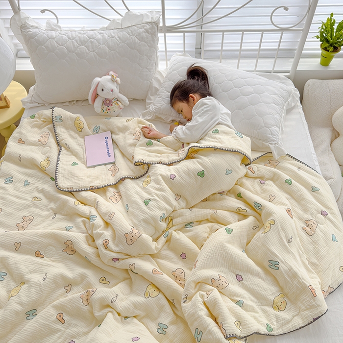 91家纺网 家纺一手货源 找家纺 芯恋 2025新款母婴级全棉皱皱纱儿童被双层纱夏被 萌趣字母