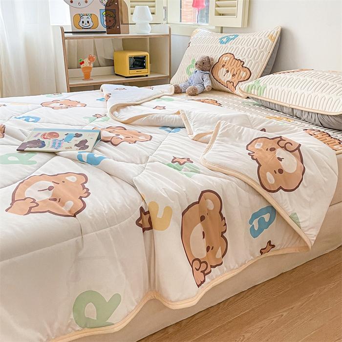 91家纺网 家纺一手货源 找家纺 布卢姆床垫 2025新款A类凉感丝数码印花夏被凉席四件套 字母小熊