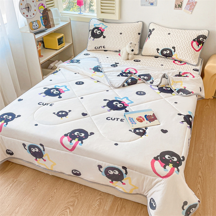 91家纺网 家纺一手货源 找家纺 布卢姆床垫 2025新款A类凉感丝数码印花夏被凉席四件套 可爱煤球