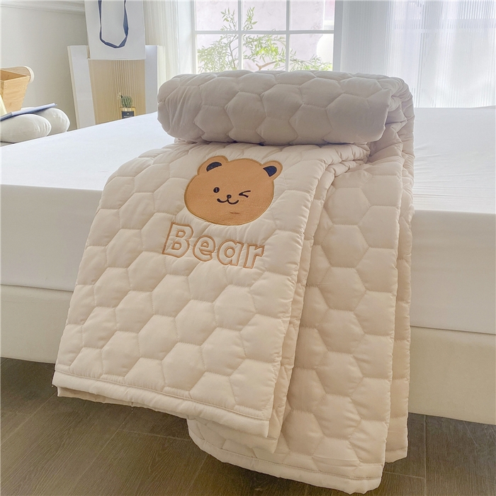 91家纺网 家纺一手货源 找家纺 恋绒家纺 A类刺绣款床褥学生软床垫子床护垫软垫（图1） 可爱熊-浅驼