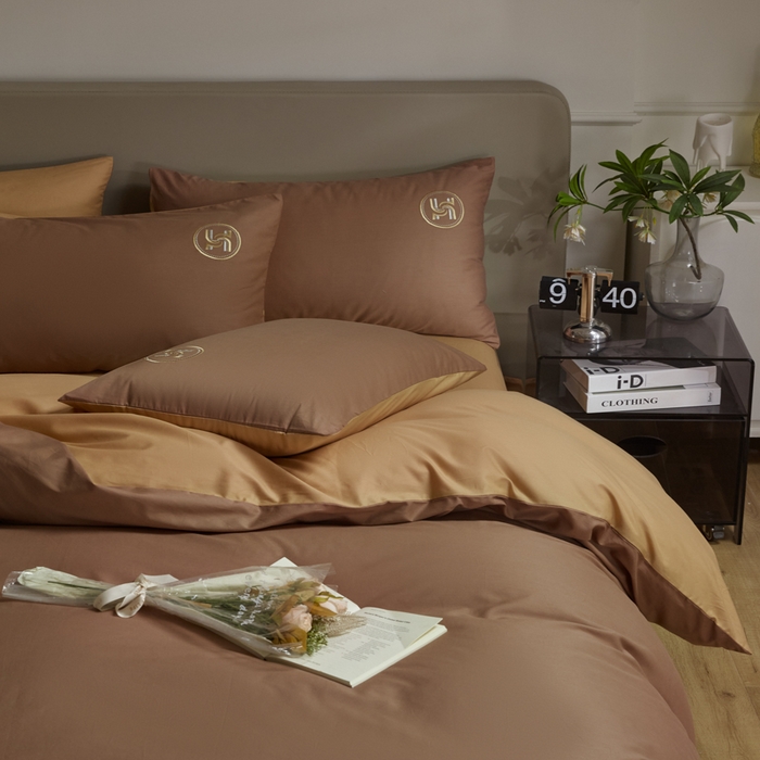 91家纺网 家纺一手货源 找家纺 梵克保罗 2024新款全棉轻奢纯色双拼刺绣四件套 咖色驼