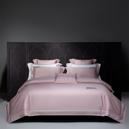 91家纺网 家纺一手货源 找家纺 高大尚婚庆馆  2025春夏新品长绒棉高端绣花四件套-卡洛拉 卡洛拉-落樱粉