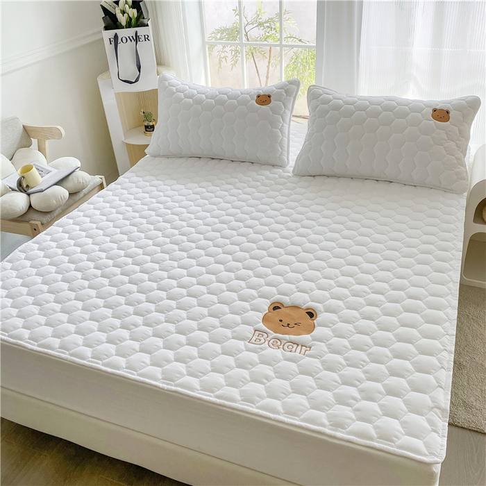 91家纺网 家纺一手货源 找家纺 恋绒家纺 A类刺绣款床褥学生软床垫子床护垫软垫（图1） 可爱熊-白色