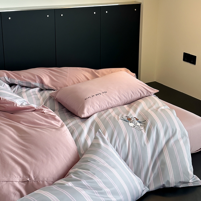 91家纺网 家纺一手货源 找家纺 赫帛 新款50s缎纹数码印花长绒棉四件套--丘比特 粉色