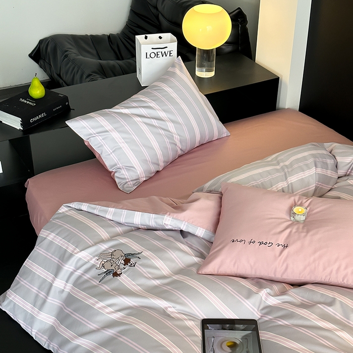 91家纺网 家纺一手货源 找家纺 赫帛 新款50s缎纹数码印花长绒棉四件套--丘比特 粉色