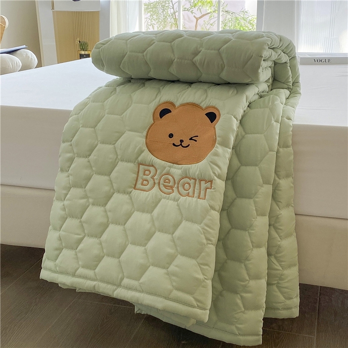91家纺网 家纺一手货源 找家纺 恋绒家纺 A类刺绣款床褥学生软床垫子床护垫软垫（图1） 可爱熊-抹茶绿
