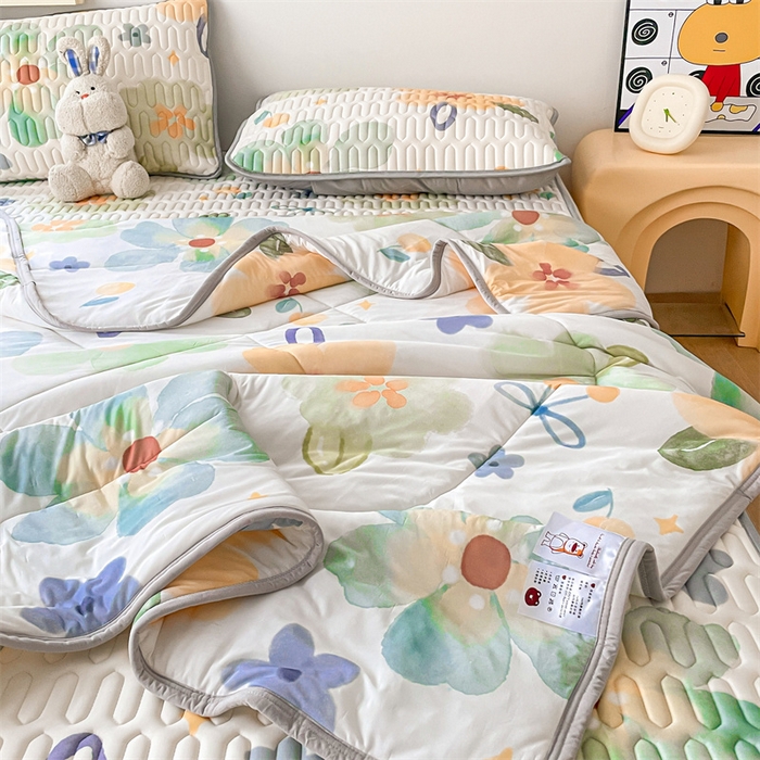 91家纺网 家纺一手货源 找家纺 布卢姆床垫 2025新款A类凉感丝数码印花夏被凉席四件套 彩色花园