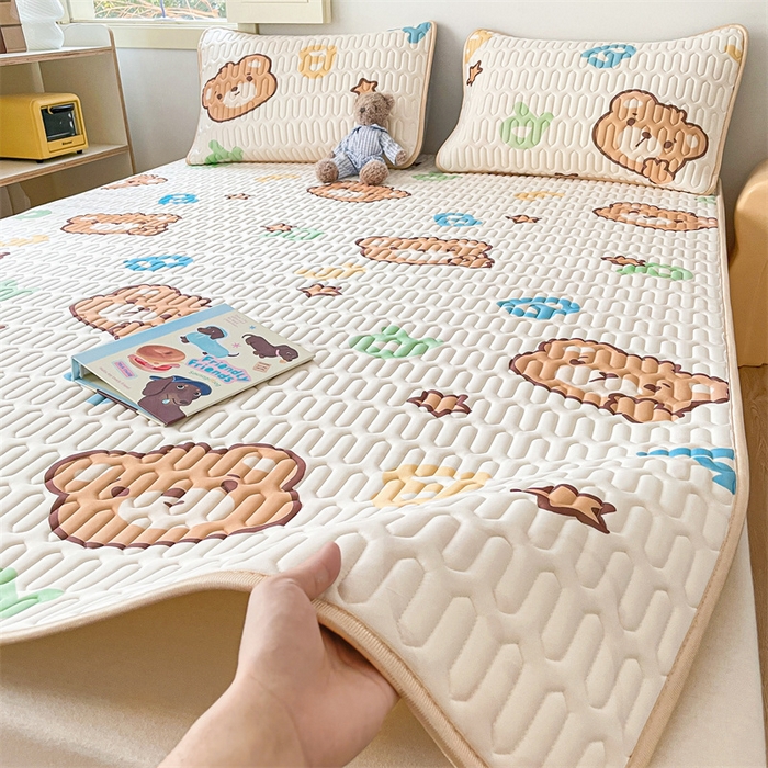 91家纺网 家纺一手货源 找家纺 布卢姆床垫 2025新款A类凉感丝数码印花小版乳胶凉席5mm 字母小熊