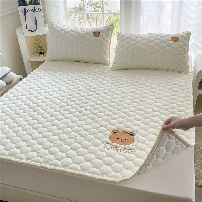 91家纺网 家纺一手货源 找家纺 恋绒家纺 A类刺绣款床褥学生软床垫子床护垫软垫（图1） 可爱熊-米白