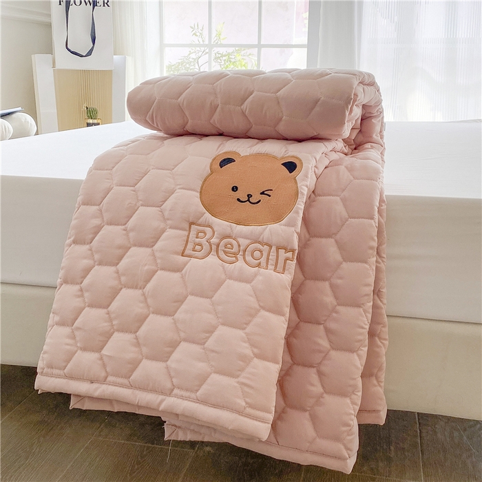 91家纺网 家纺一手货源 找家纺 恋绒家纺 A类刺绣款床褥学生软床垫子床护垫软垫（图1） 可爱熊-浅豆沙