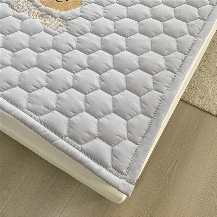 91家纺网 家纺一手货源 找家纺 恋绒家纺 A类刺绣款床褥学生软床垫子床护垫软垫（图1）可爱熊-浅灰