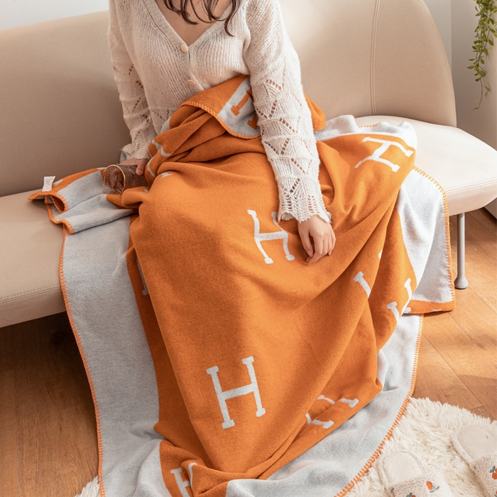 91家纺网 家纺一手货源 找家纺 朴尔家纺-毛巾被 2024新款国际时尚风防羊毛手工缝制针织毯 爱马橙